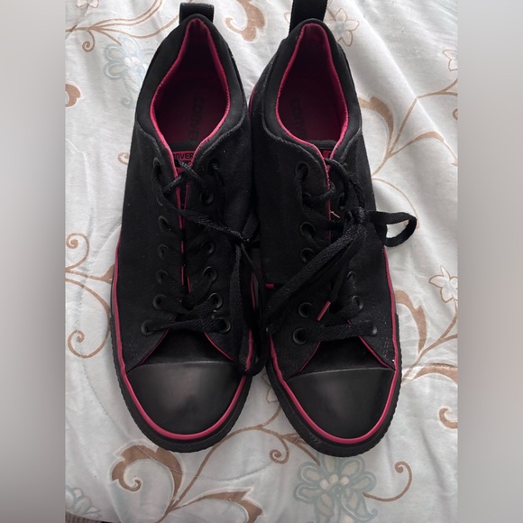 Converse Black Sneakers Chuck Taylor’s with red Trim - Picture 1 of 1